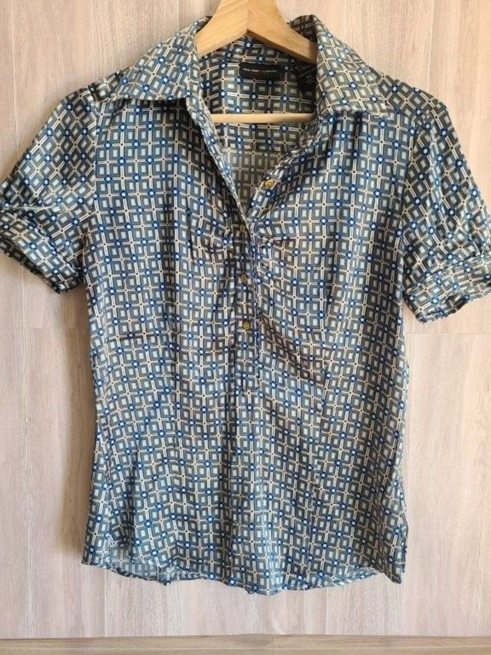 NY & Co Blue Geometric Blouse XS Stretch Button Up Short Sleeve Career Top